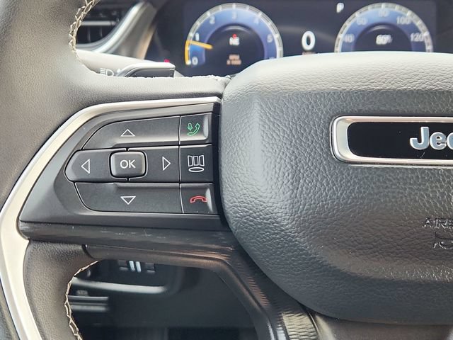 Used 2025 Jeep Grand Cherokee Laredo AWD/4WD image 35