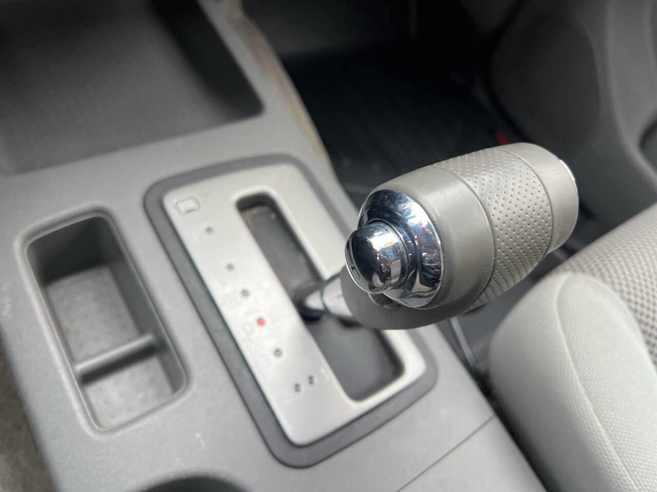 Used 2010 Nissan Frontier SE image 21