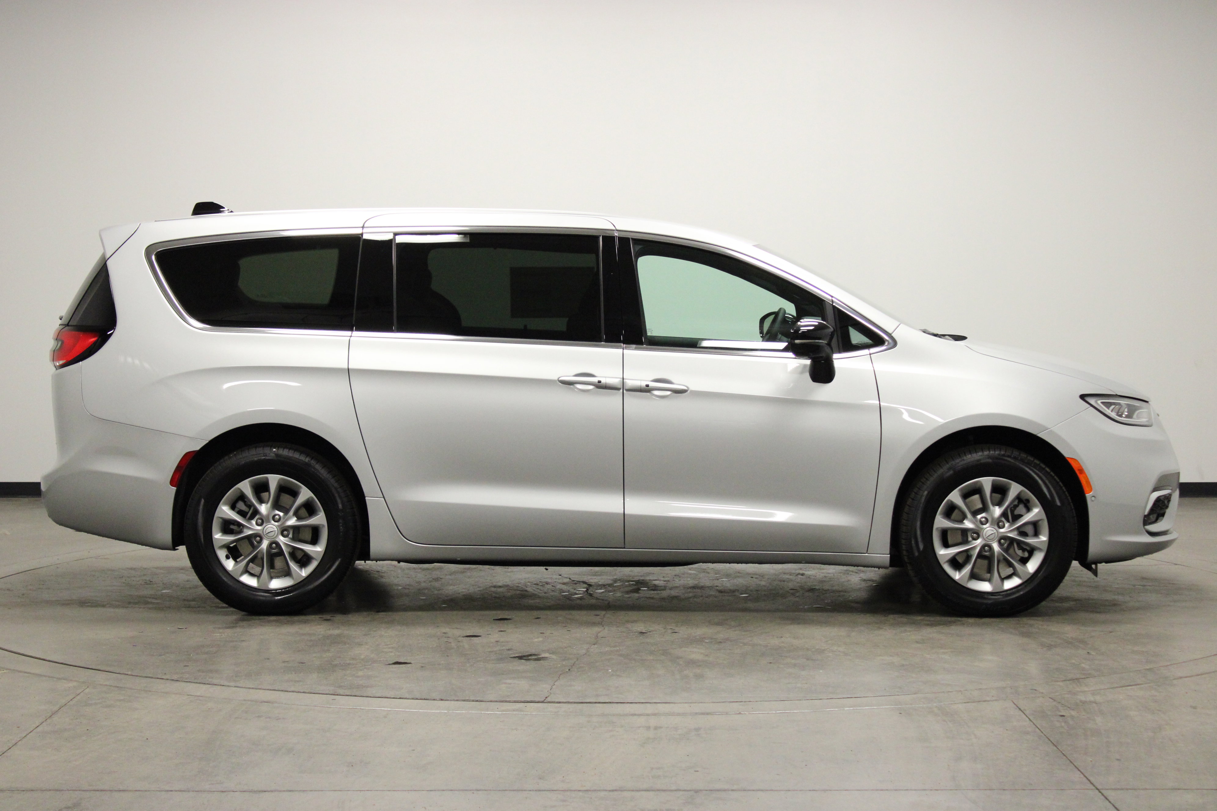 New 2026 Chrysler Pacifica Select AWD/4WD image 9