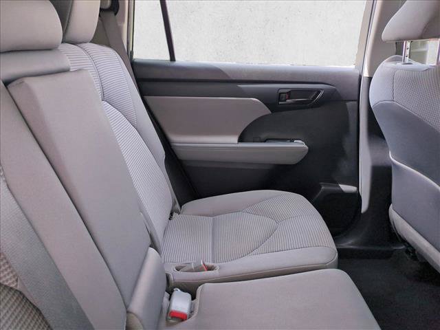 Used 2024 Toyota Highlander LE FWD image 19