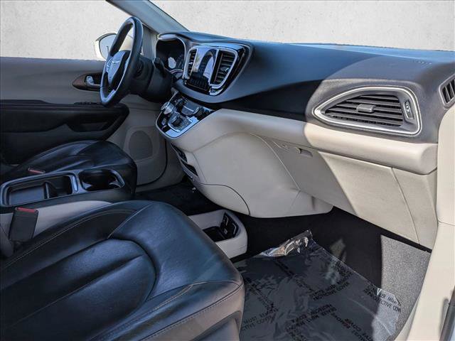 Used 2017 Chrysler Pacifica Touring-L image 30