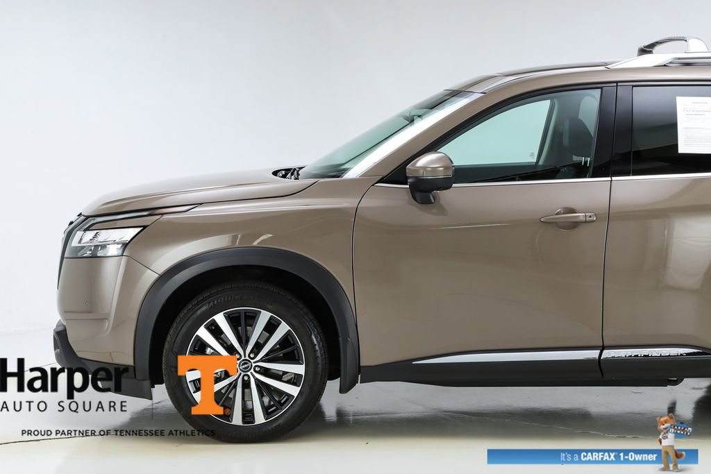 Used 2024 Nissan Pathfinder Platinum image 3