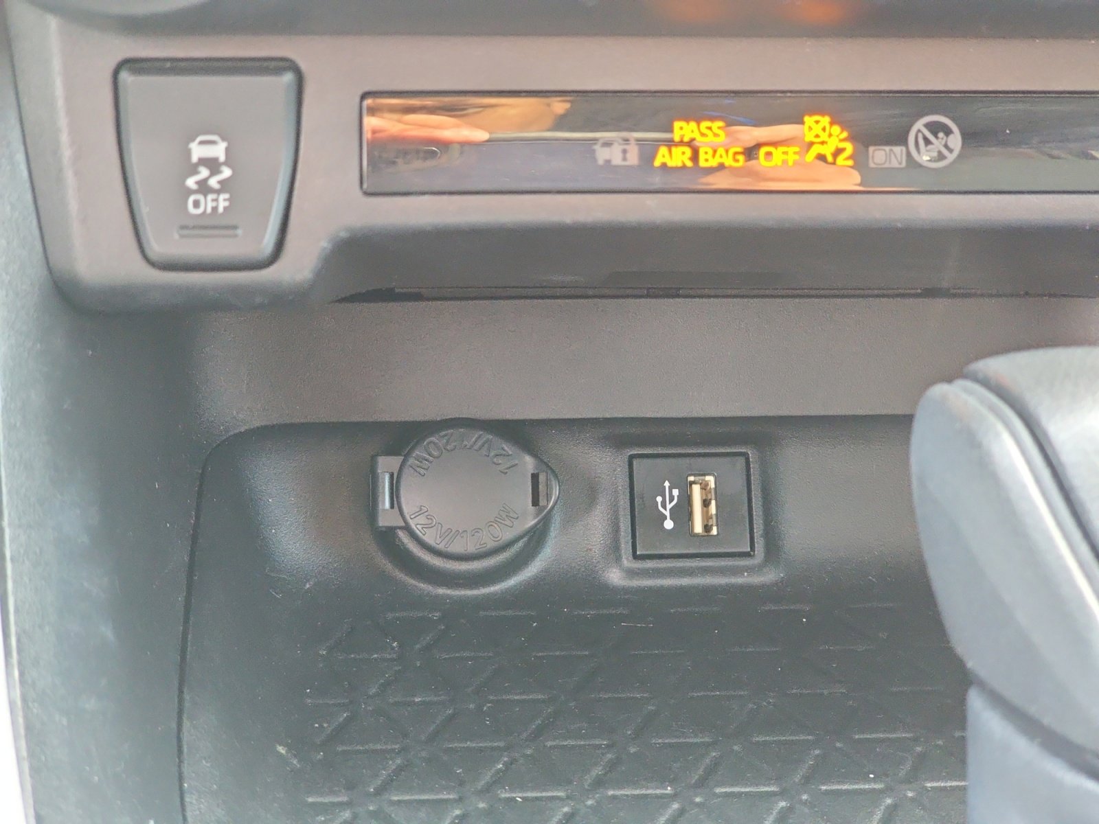 Used 2023 Toyota RAV4 LE image 17