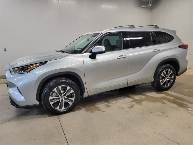 Used 2021 Toyota Highlander XLE AWD/4WD image 3