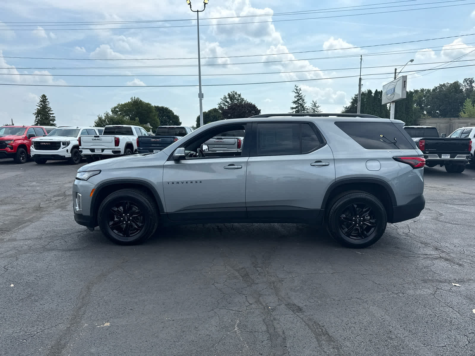 Certified 2023 Chevrolet Traverse LT FWD image 2