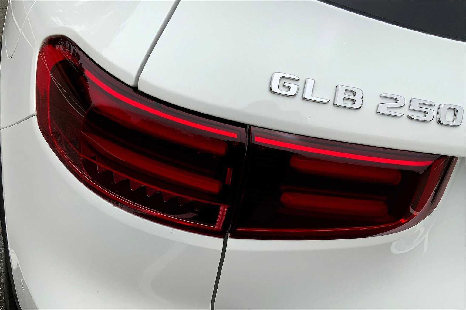 New 2025 Mercedes-Benz GLB 250 4MATIC image 18