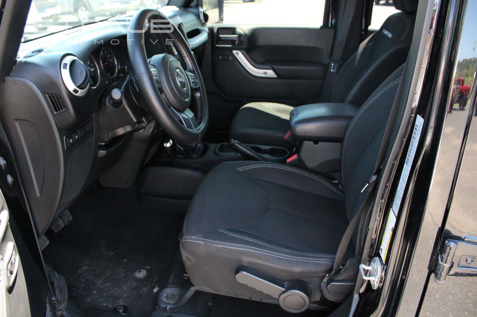 Used 2017 Jeep Wrangler Unlimited Rubicon w/ Connectivity Group AWD/4WD image 7