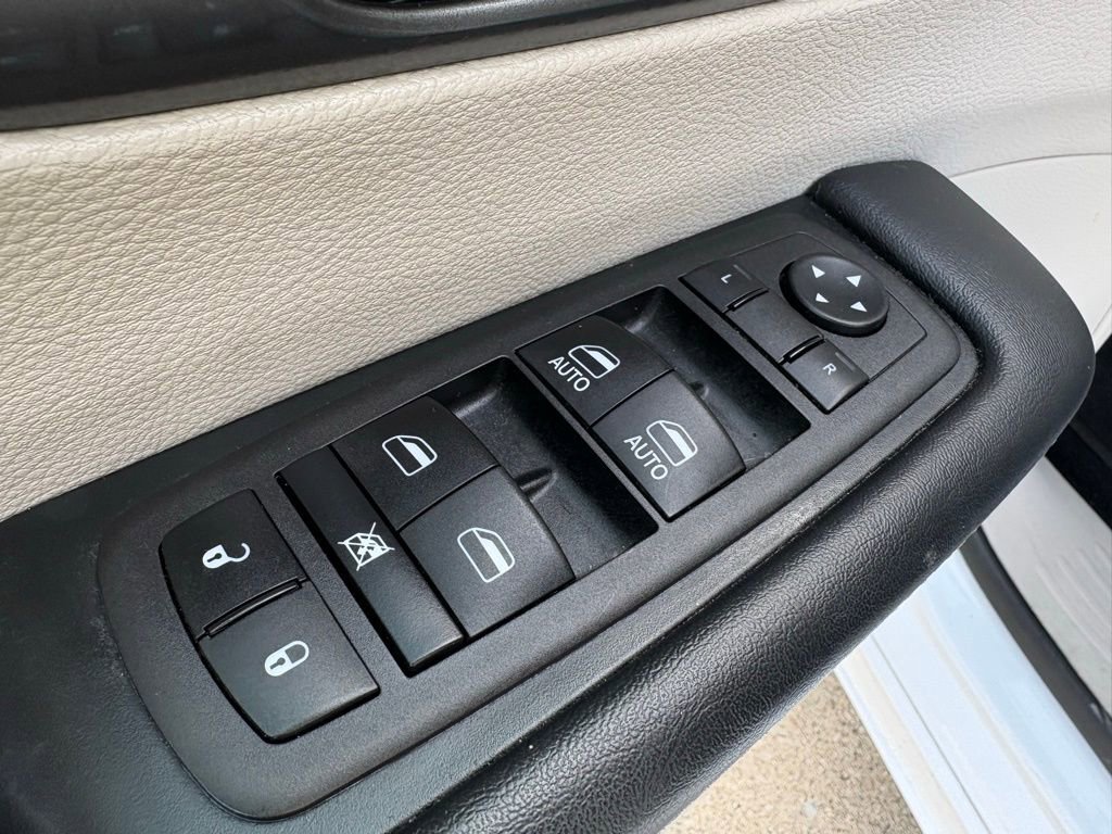 Used 2023 Chrysler Pacifica Touring-L image 21