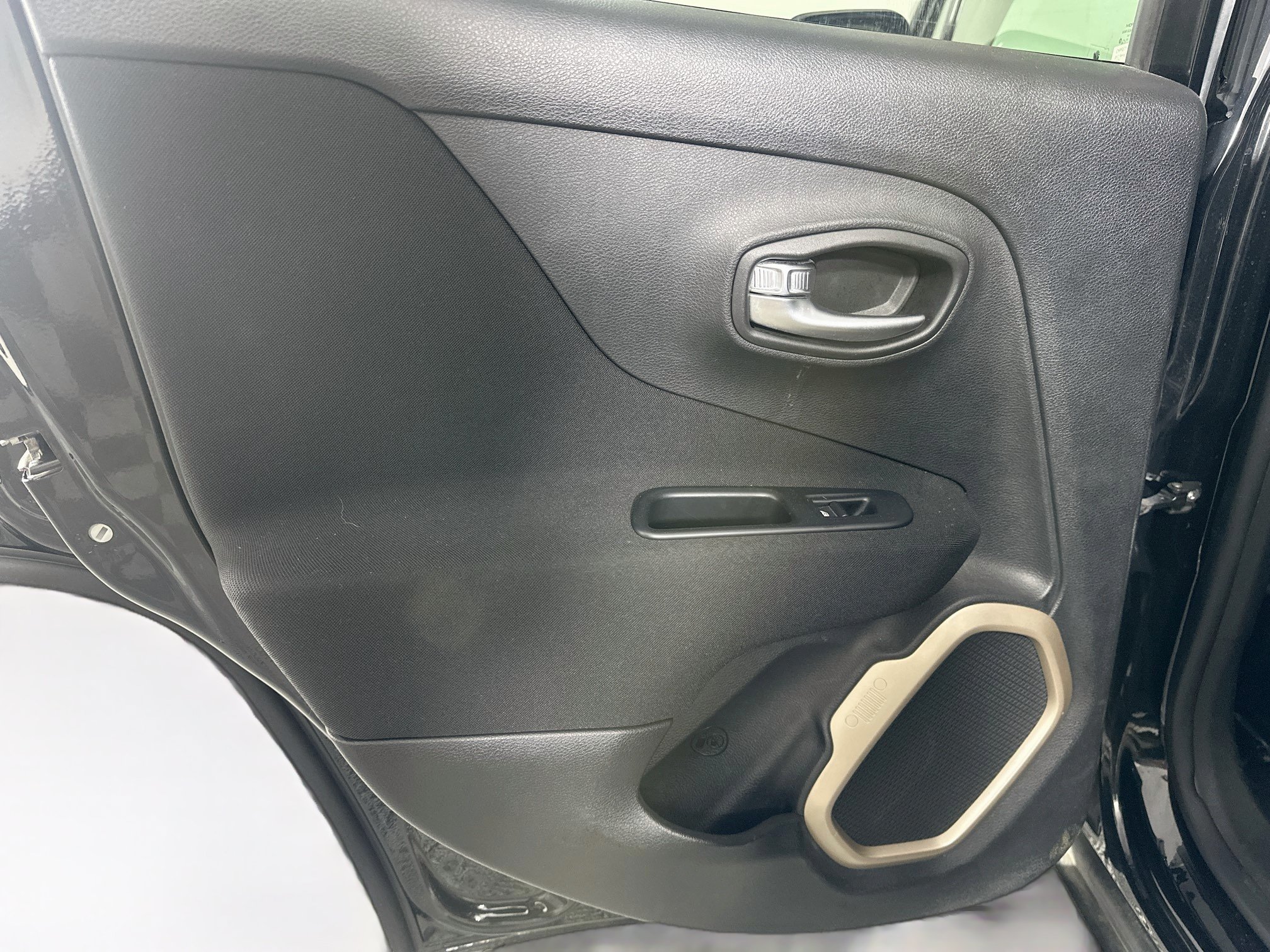 Used 2017 Jeep Renegade Latitude w/ Safety & Security Group (ALP) AWD/4WD image 24