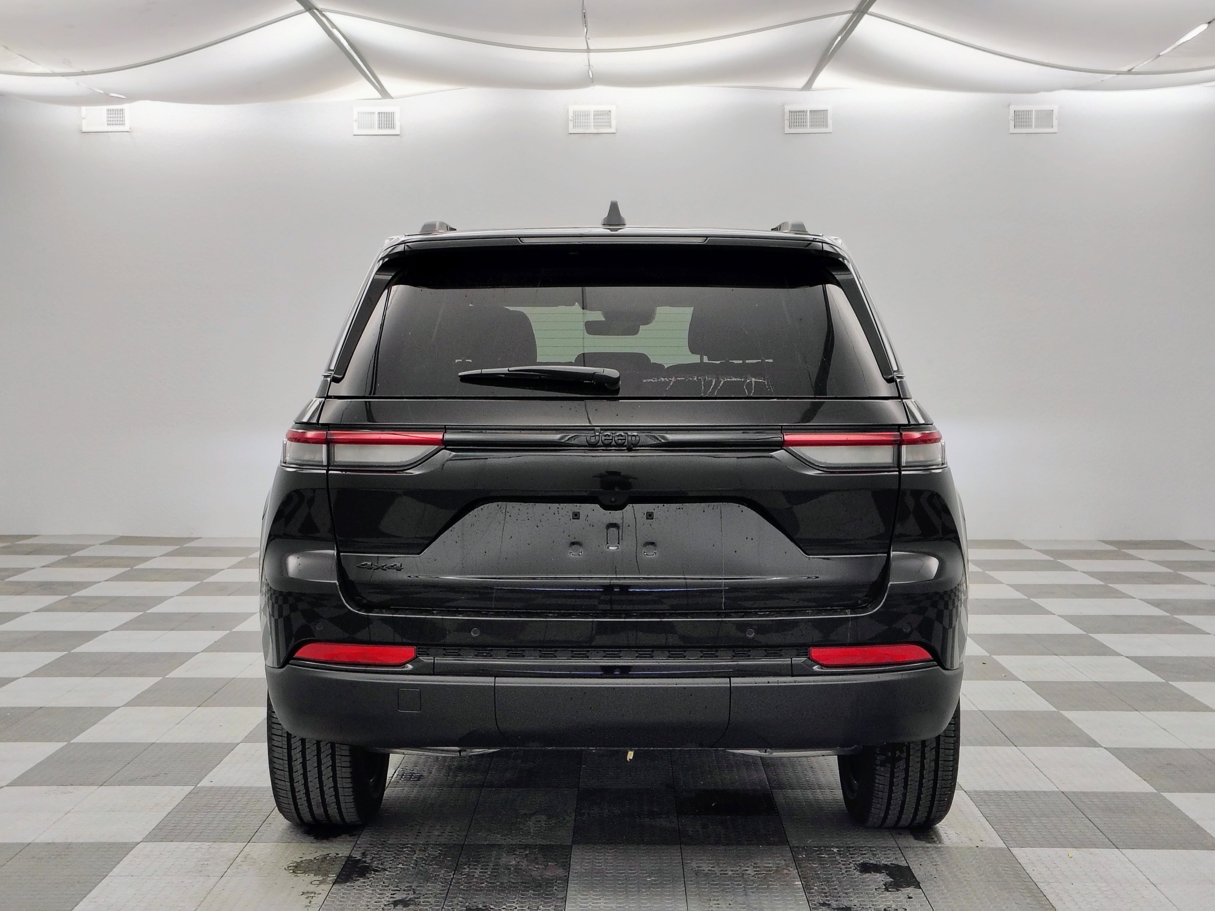 New 2025 Jeep Grand Cherokee Altitude image 9