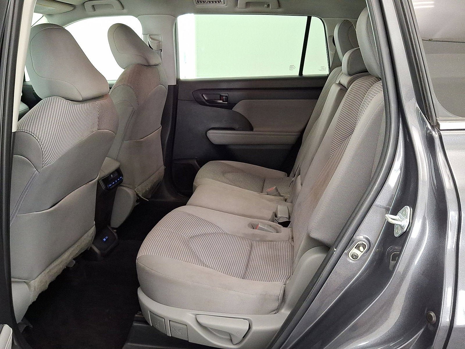 Used 2022 Toyota Highlander LE image 19