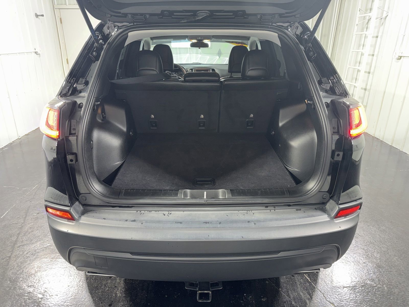 Used 2019 Jeep Cherokee Latitude Plus w/ Cold Weather Group AWD/4WD image 35