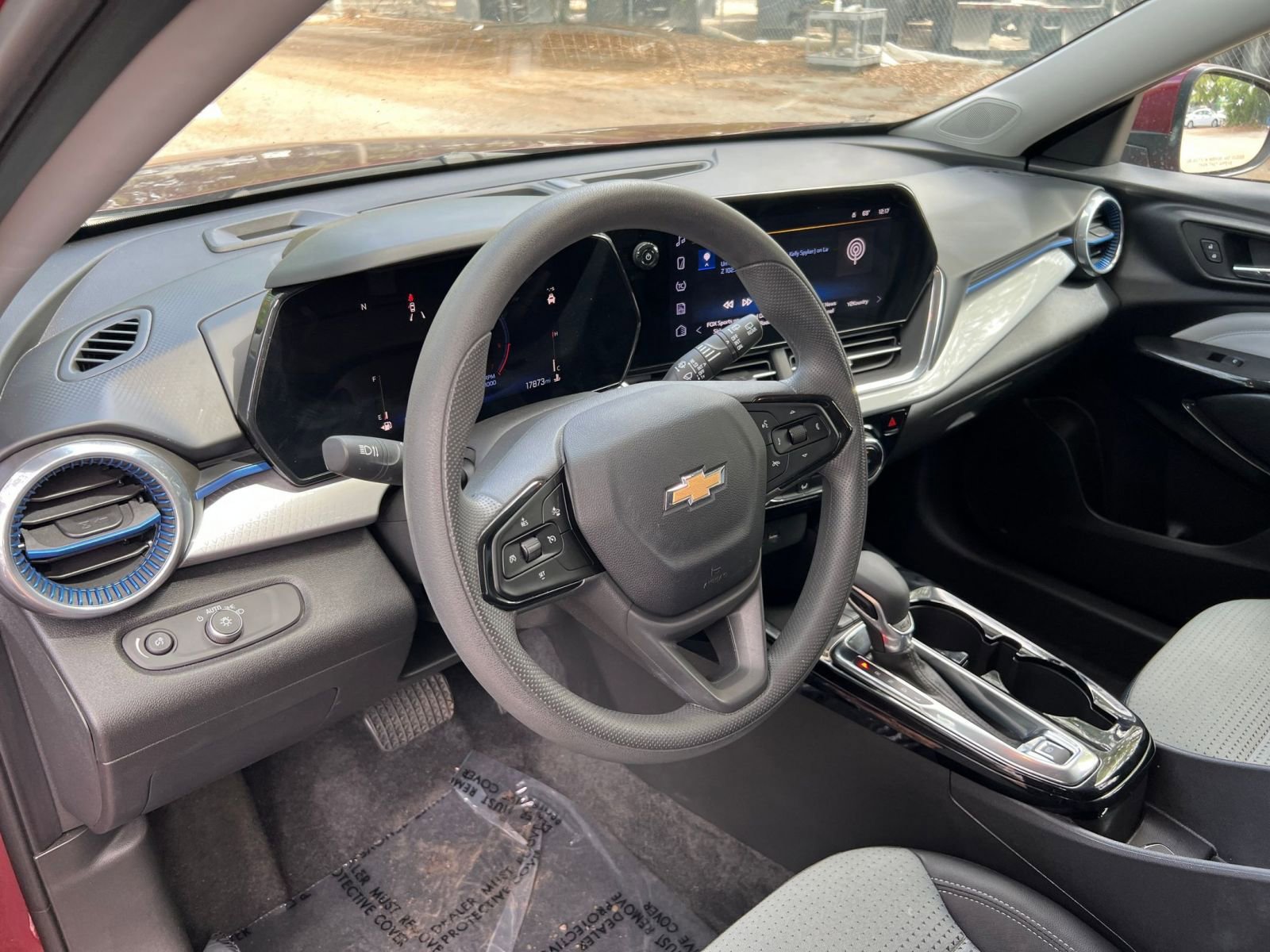 Used 2025 Chevrolet Trax LT FWD image 31