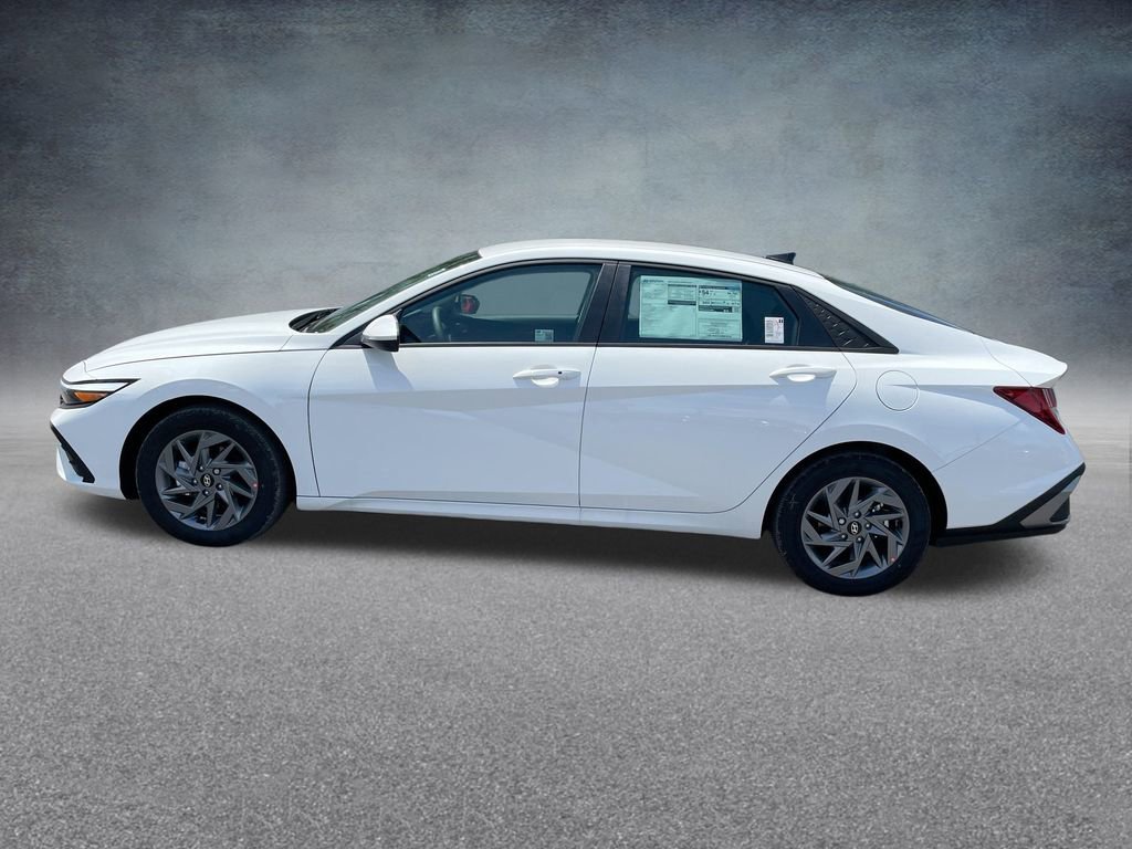 Used 2025 Hyundai Elantra Blue image 29