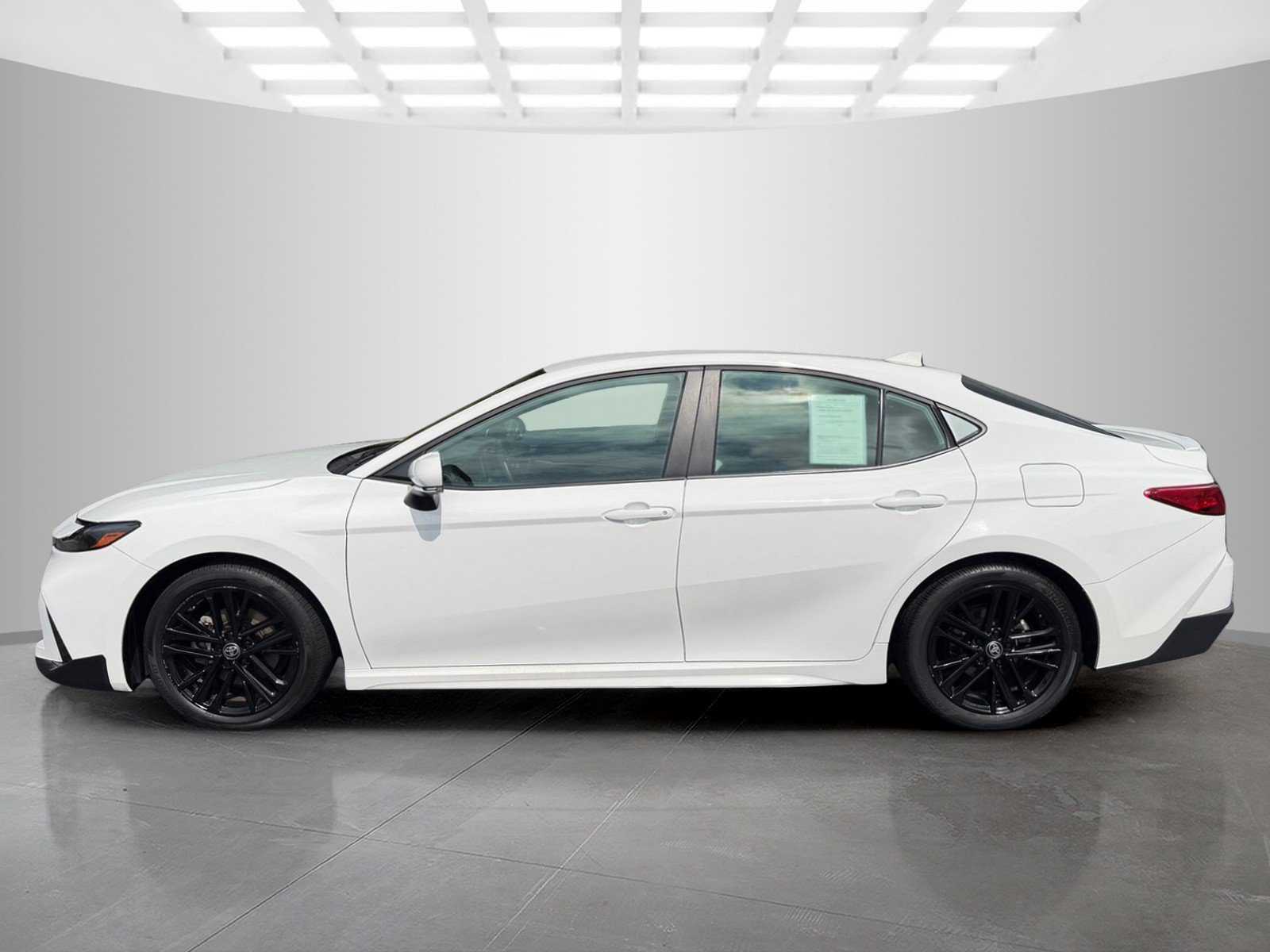Used 2025 Toyota Camry SE FWD image 3