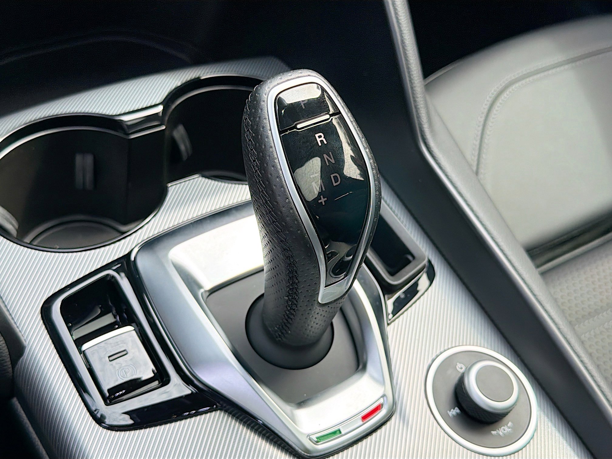 Used 2025 Alfa Romeo Giulia AWD w/ Driving Assist Package image 28