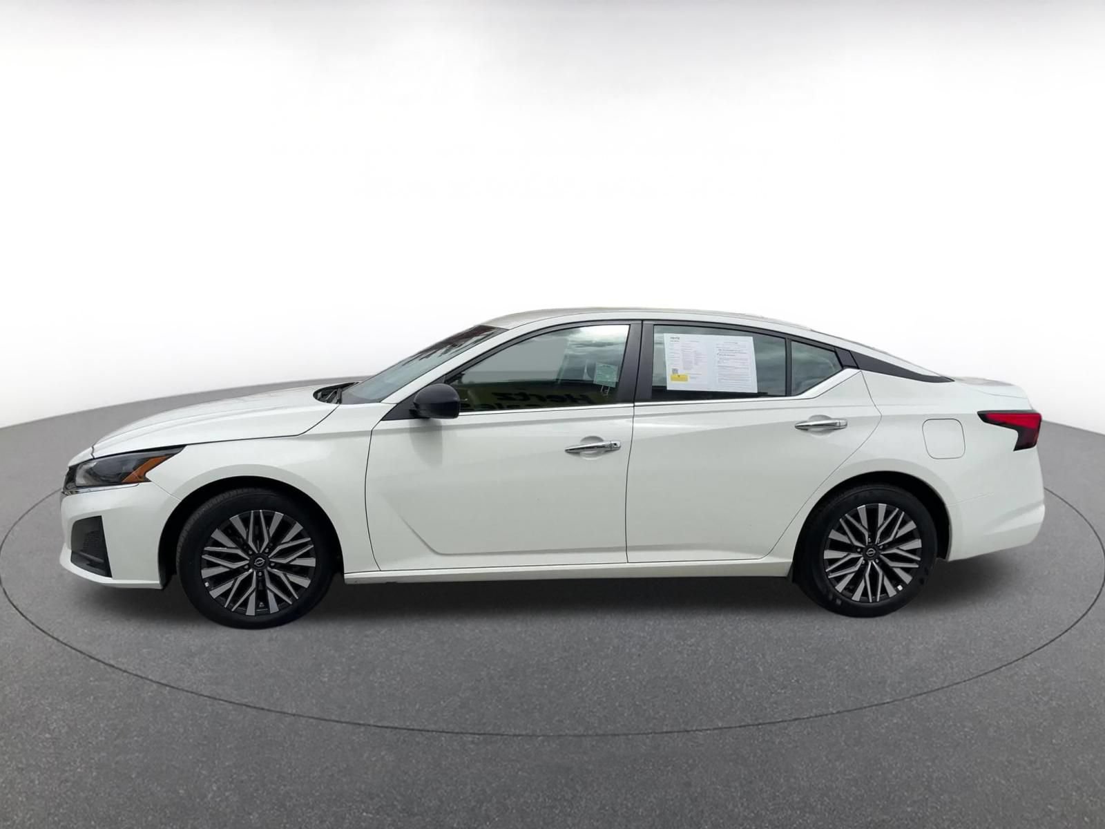 Used 2025 Nissan Altima 2.5 SV FWD image 8