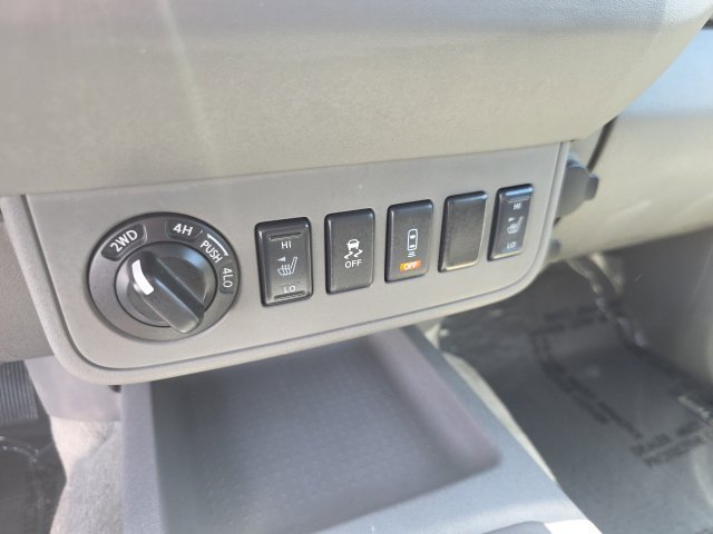 Used 2015 Nissan Frontier SL w/ Moonroof Package AWD/4WD image 27