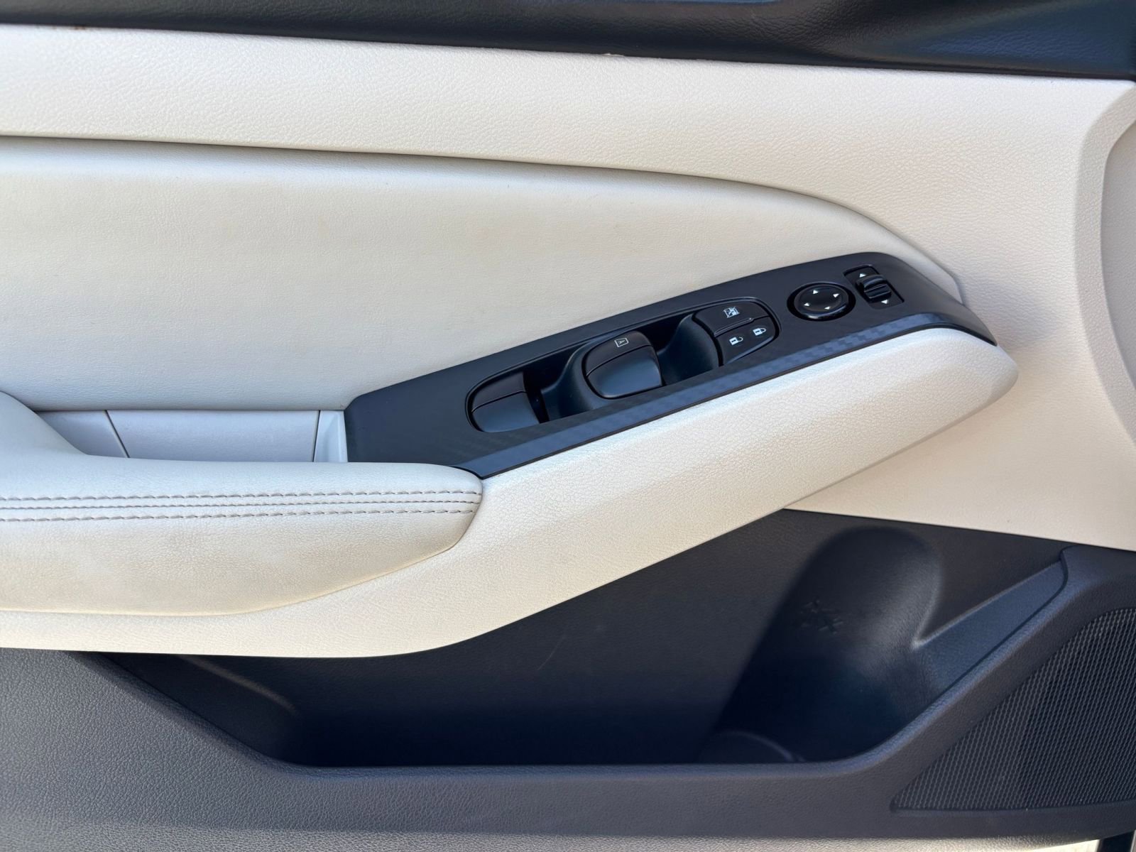 Used 2025 Nissan Altima 2.5 SV image 18