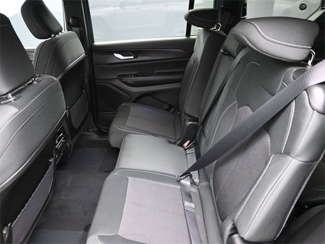 New 2025 Jeep Grand Cherokee L Laredo image 17