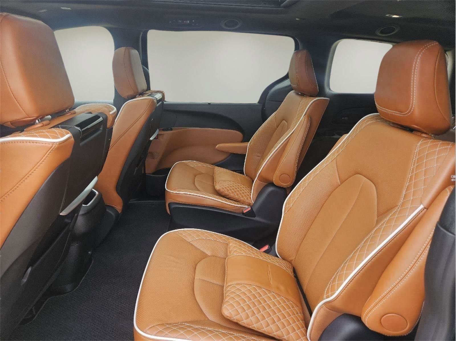 Used 2025 Chrysler Pacifica Pinnacle image 16