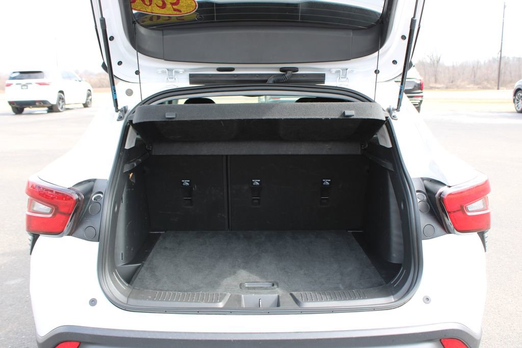 Used 2025 Chevrolet Trax LT w/ LT Convenience Package image 16