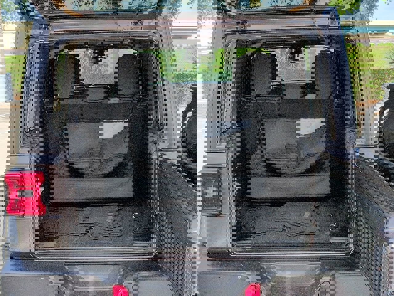 Used 2025 Jeep Wrangler Sahara image 23