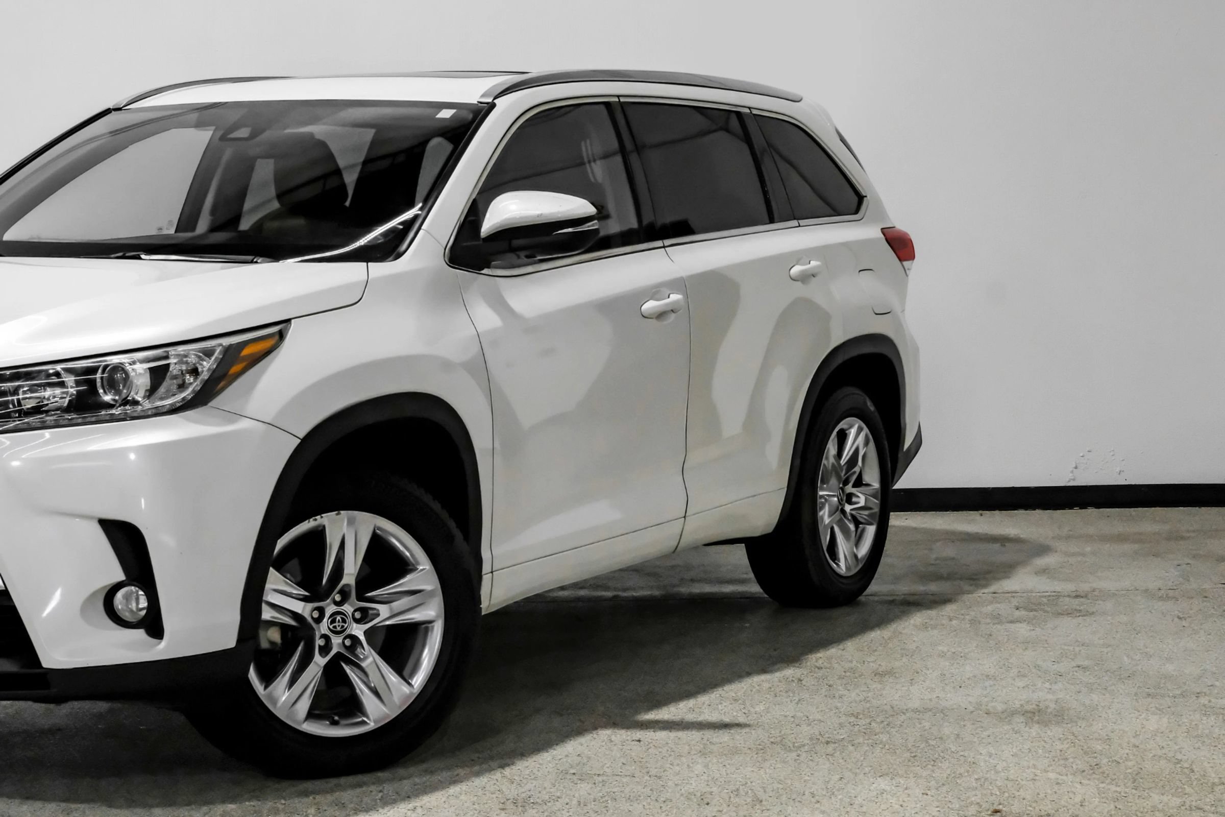 Used 2018 Toyota Highlander Limited FWD image 13