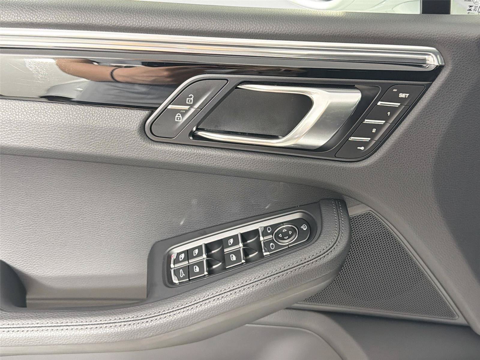 Certified 2025 Porsche Macan S AWD/4WD image 31