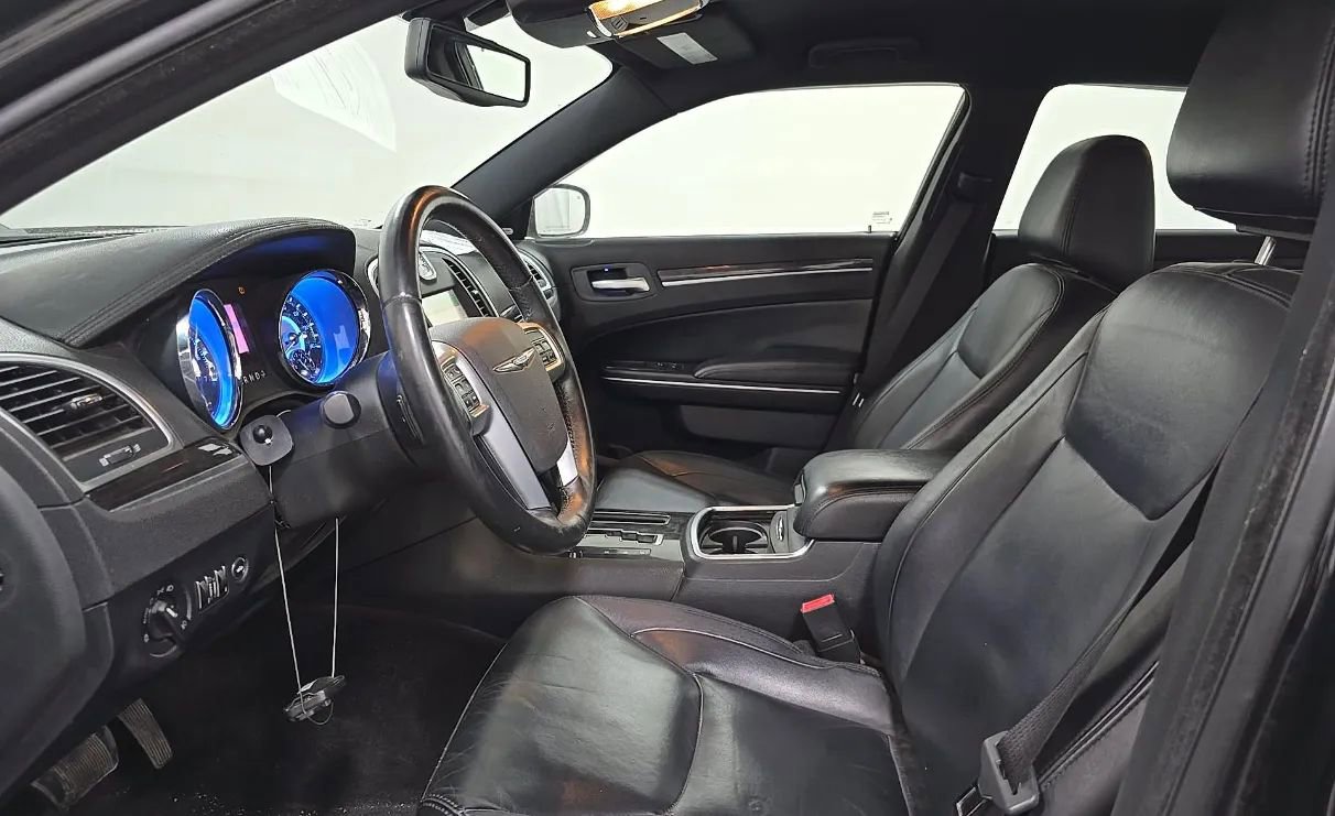Used 2011 Chrysler 300 Limited RWD image 5