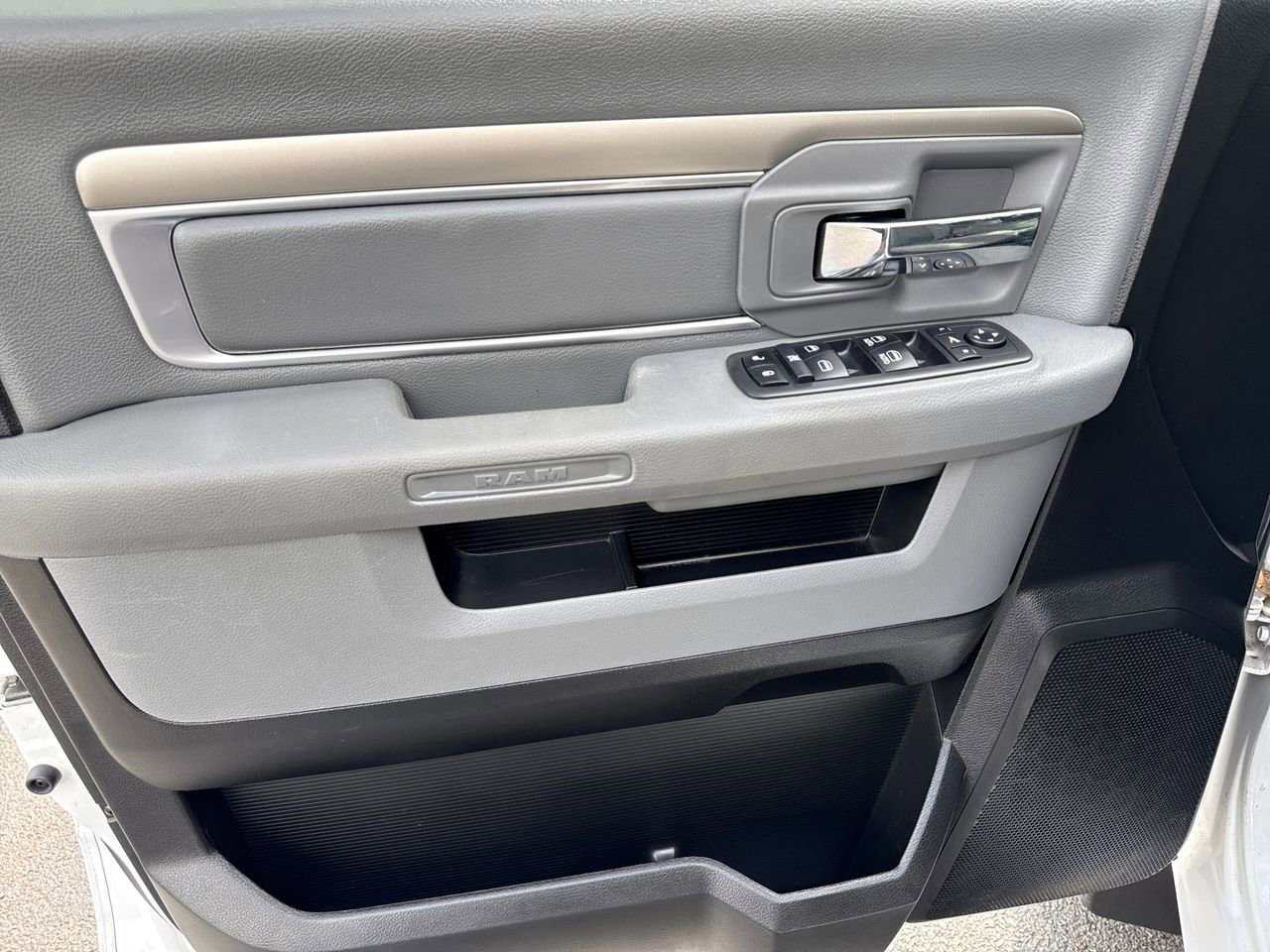 Used 2019 RAM 1500 Classic SLT w/ Luxury Group image 14