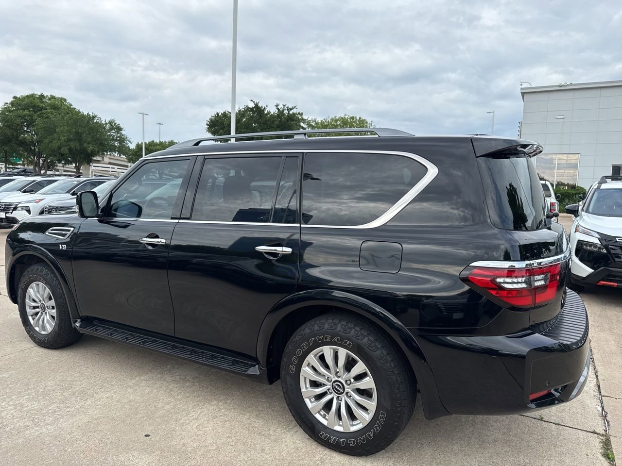 Used 2022 Nissan Armada SV AWD/4WD image 1