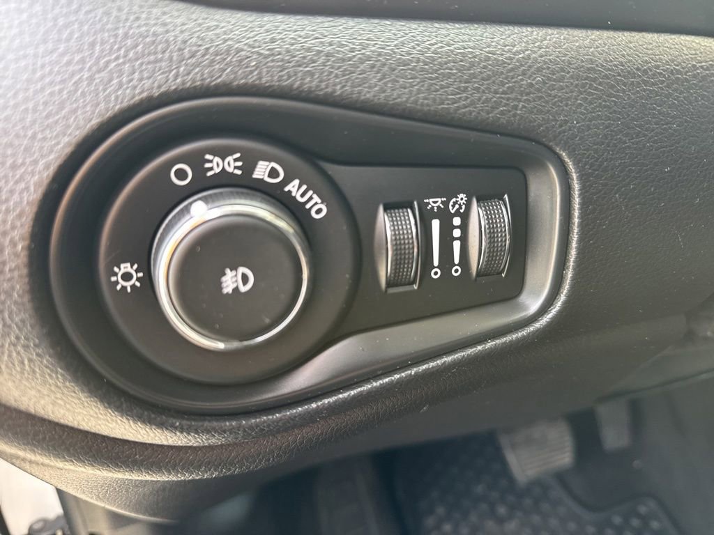 Used 2020 Jeep Renegade Latitude w/ Cold Weather Group image 20