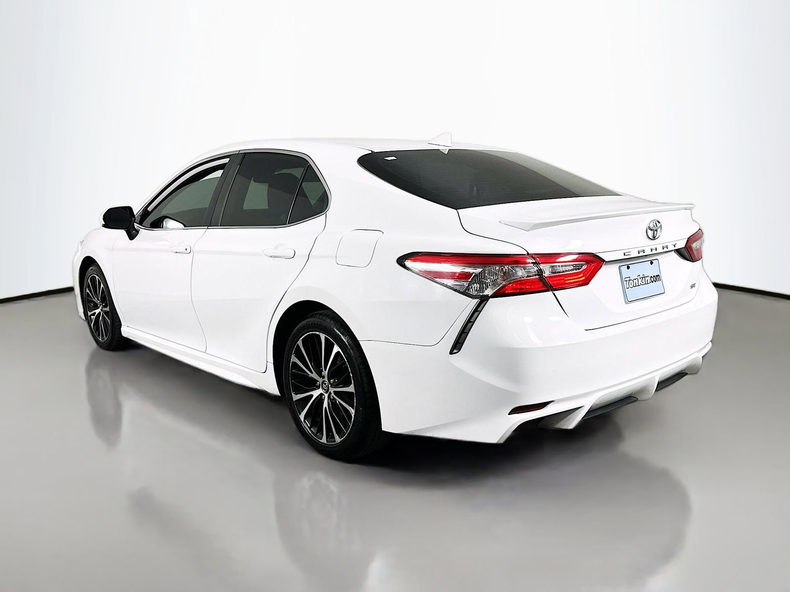 Certified 2020 Toyota Camry SE image 5