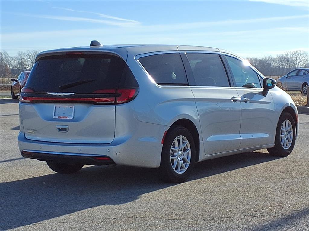 Used 2024 Chrysler Pacifica Touring-L image 2