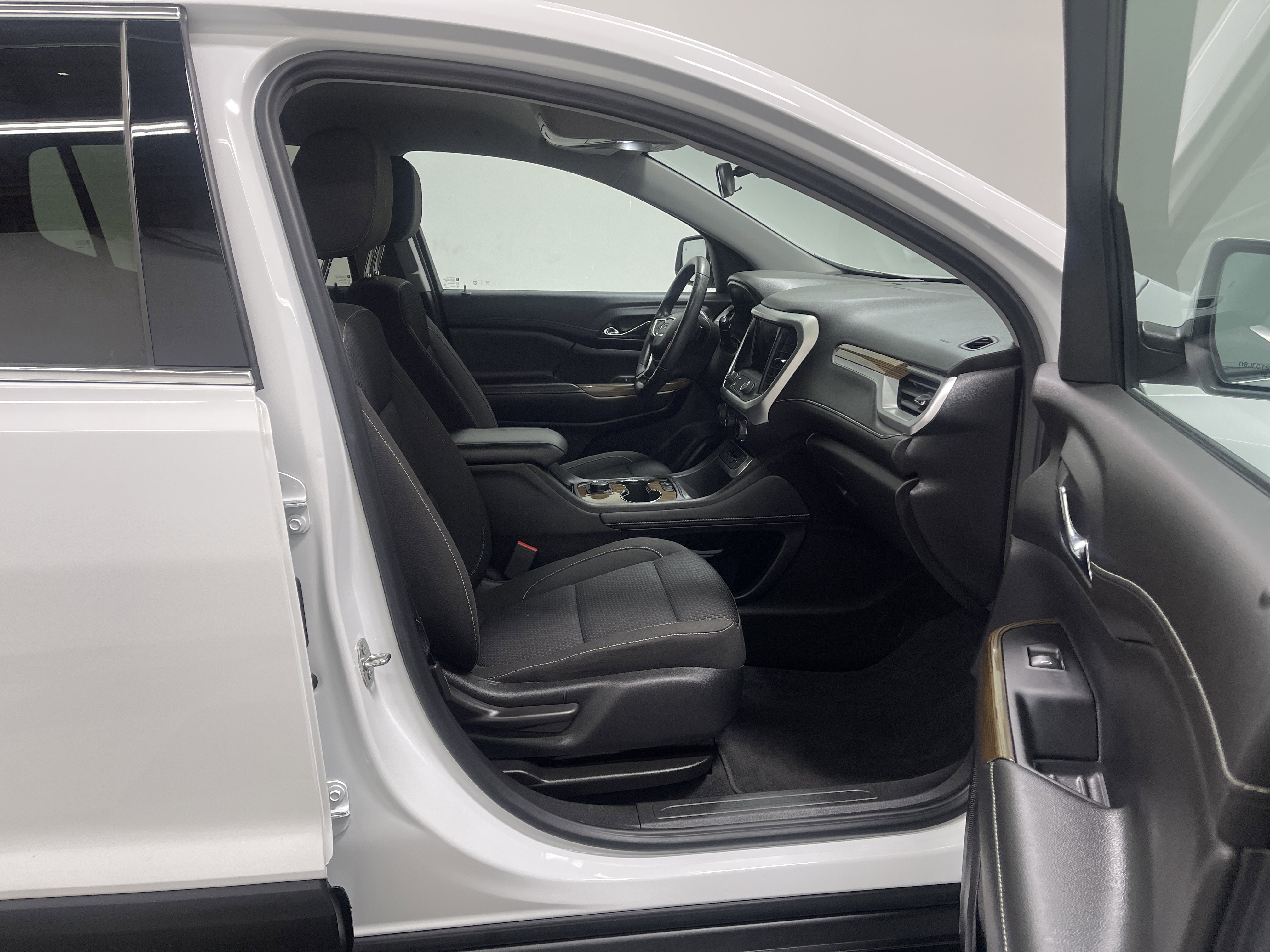 Used 2023 GMC Acadia SLE image 26