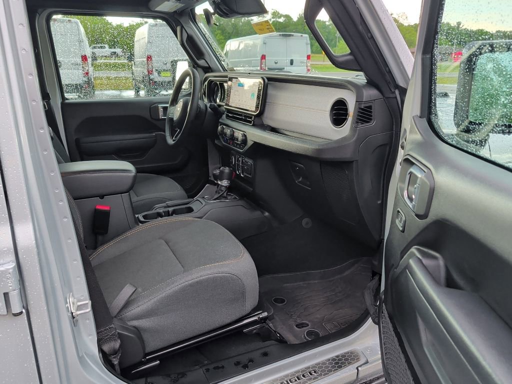 Used 2024 Jeep Wrangler Unlimited w/ Convenience Group AWD/4WD image 35