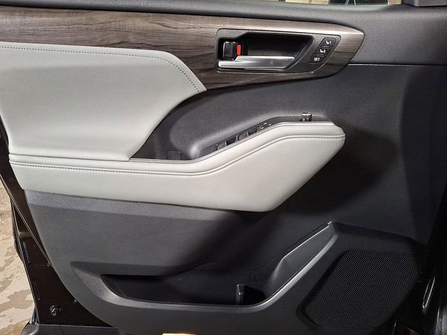 Used 2023 Toyota Highlander Platinum image 12
