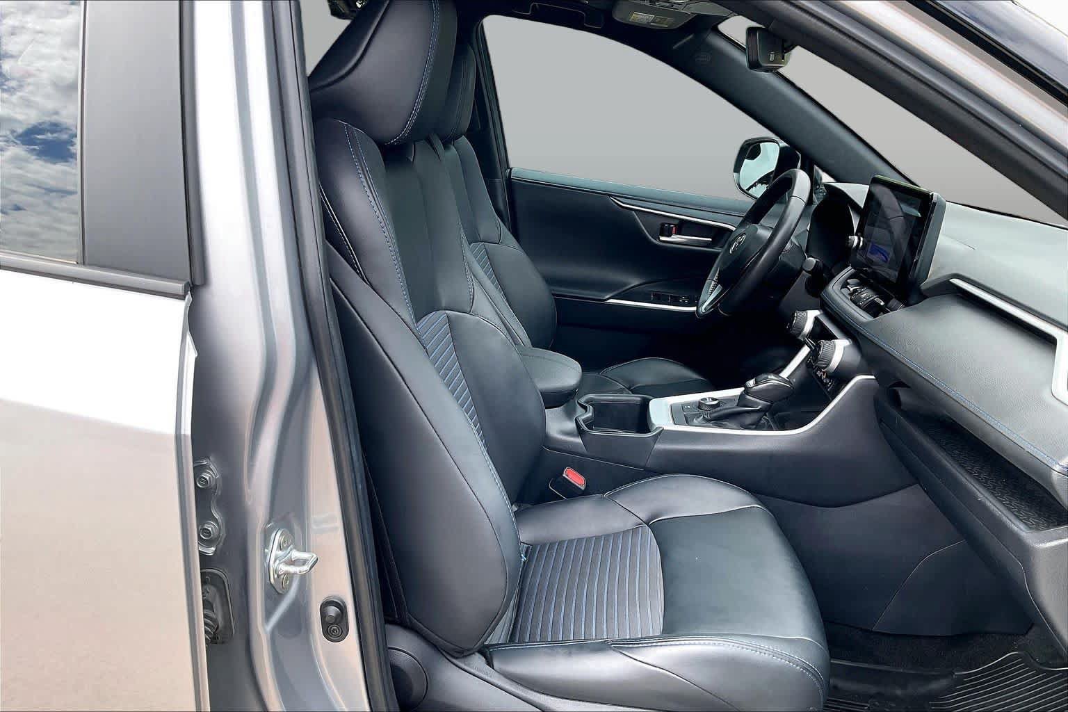 Used 2025 Toyota RAV4 XSE AWD/4WD image 9