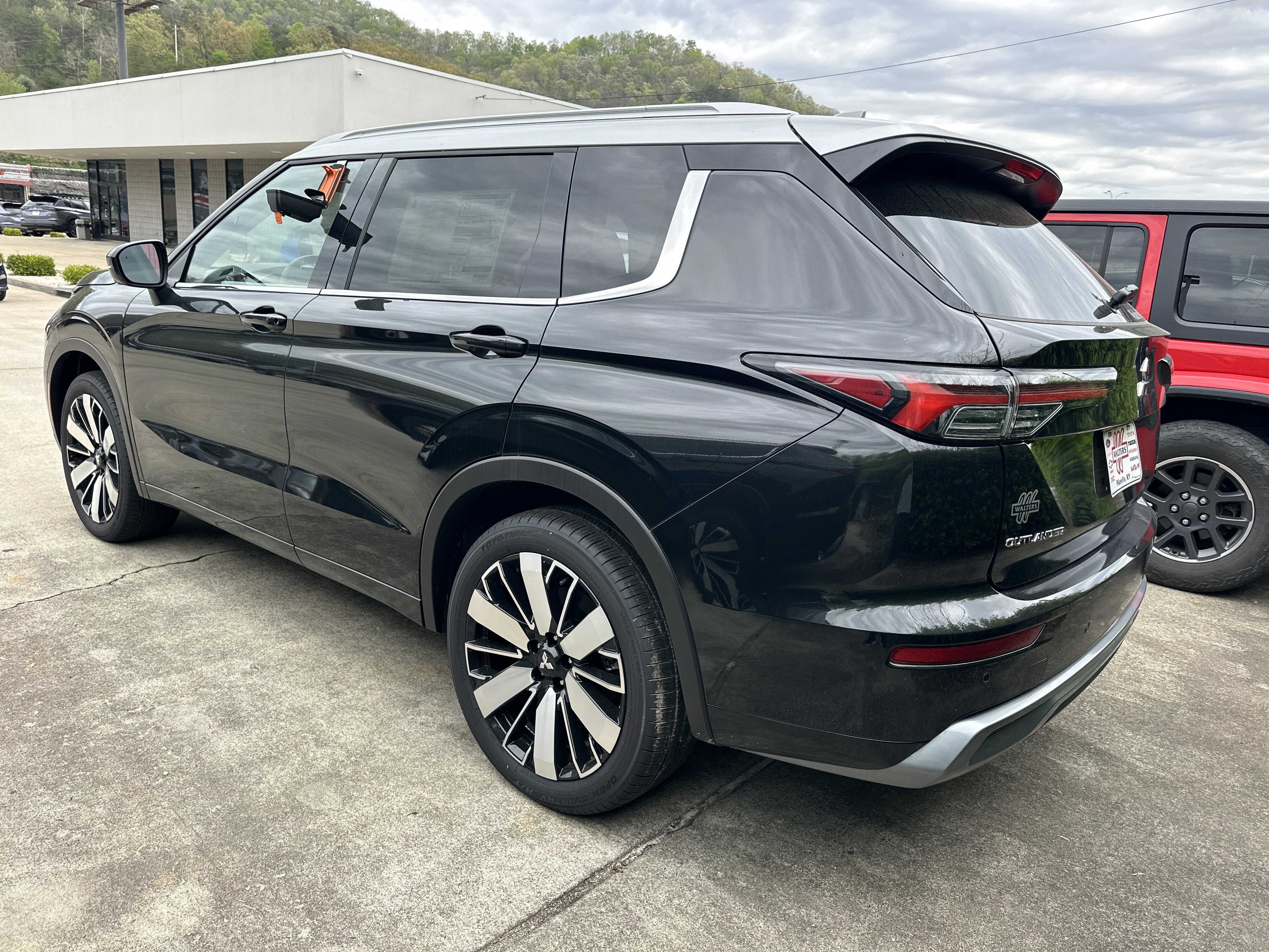 Used 2025 Mitsubishi Outlander AWD image 5