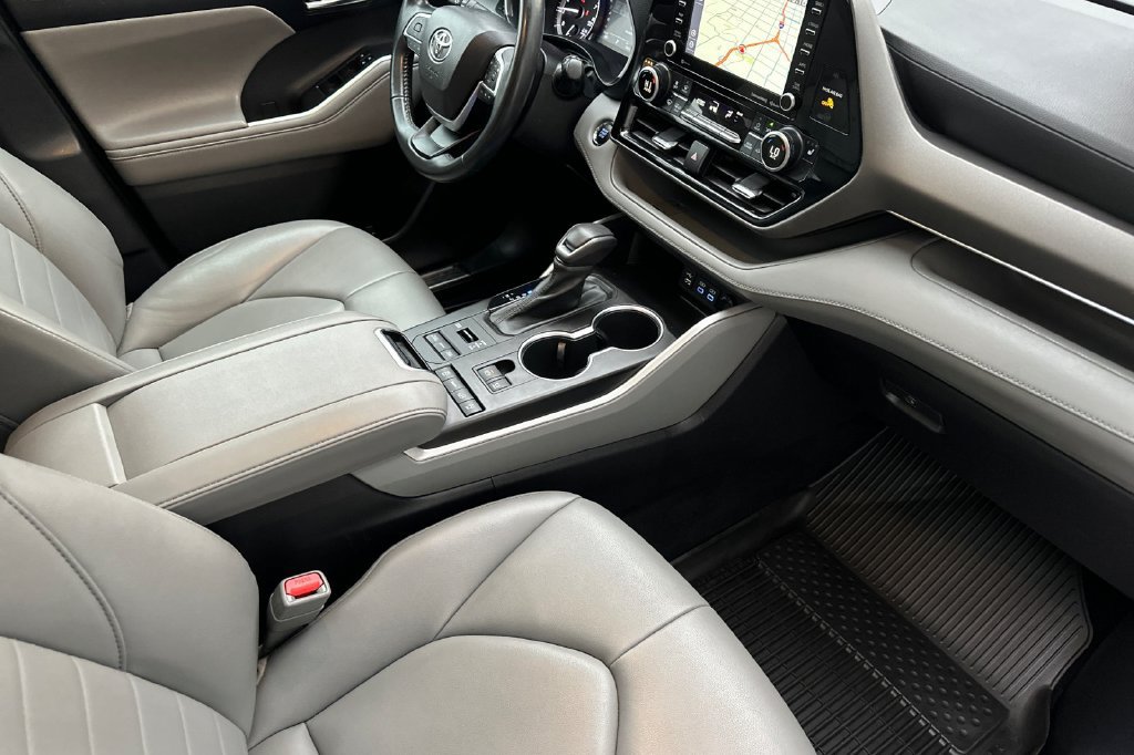 Used 2022 Toyota Highlander XLE AWD/4WD image 21