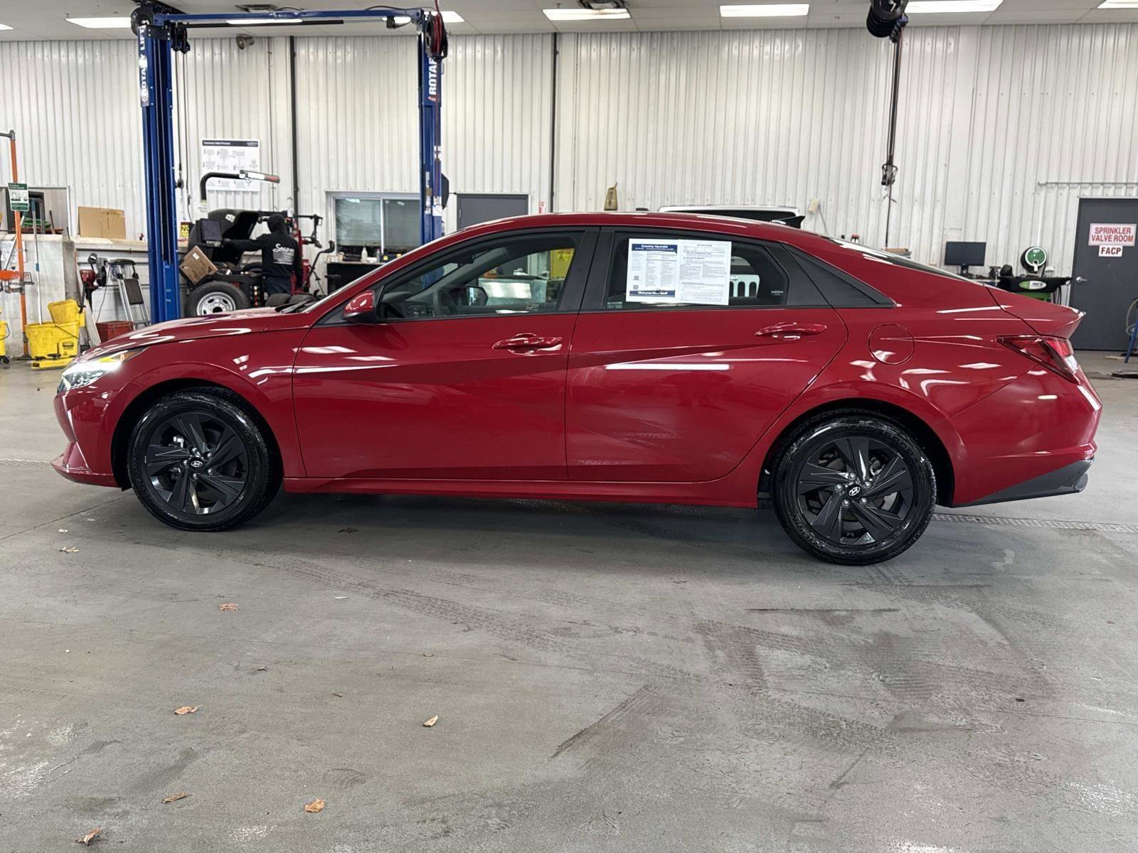 Used 2022 Hyundai Elantra SEL w/ Preferred Accessory Package image 8