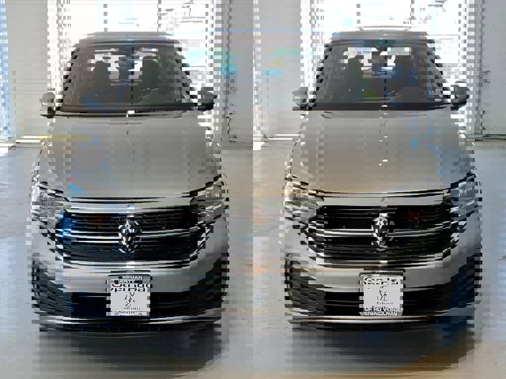 Used 2023 Volkswagen Jetta SE image 2