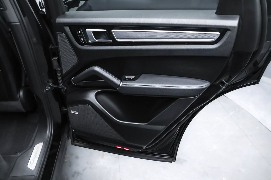 Used 2022 Porsche Cayenne AWD/4WD image 32