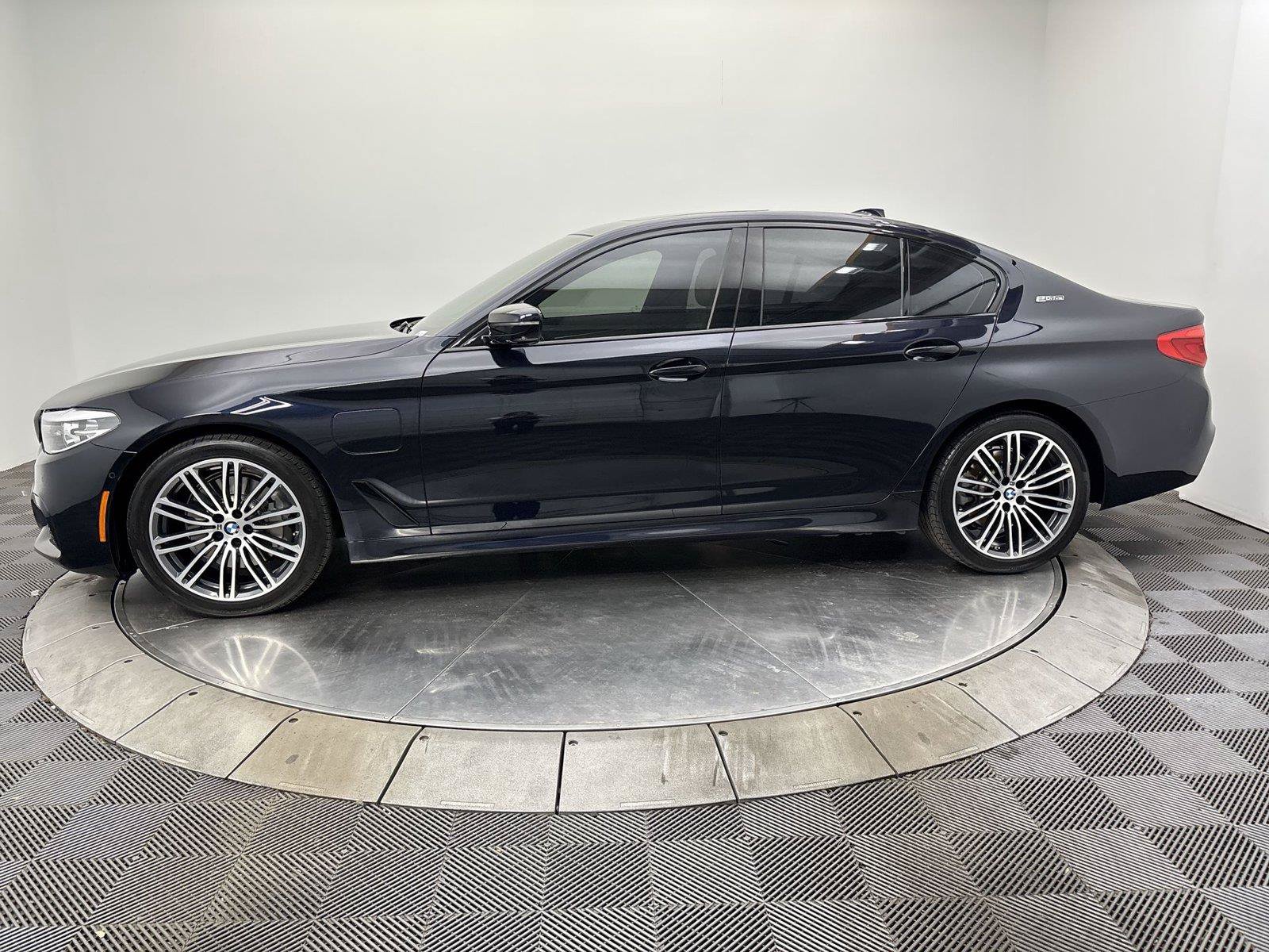 Used 2019 BMW 530e w/ M Sport Package RWD image 16
