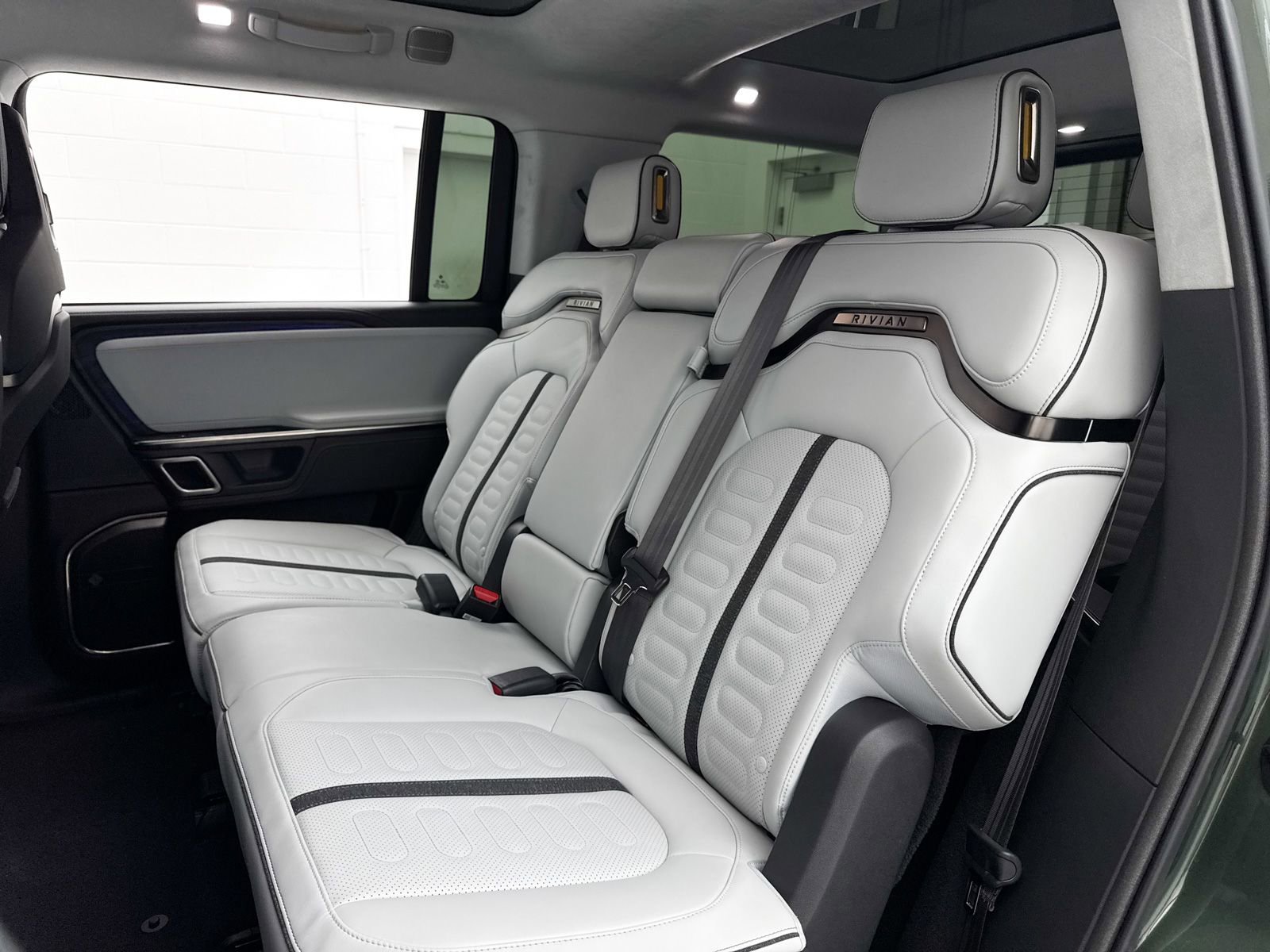 Used 2024 Rivian R1S Adventure AWD/4WD image 30