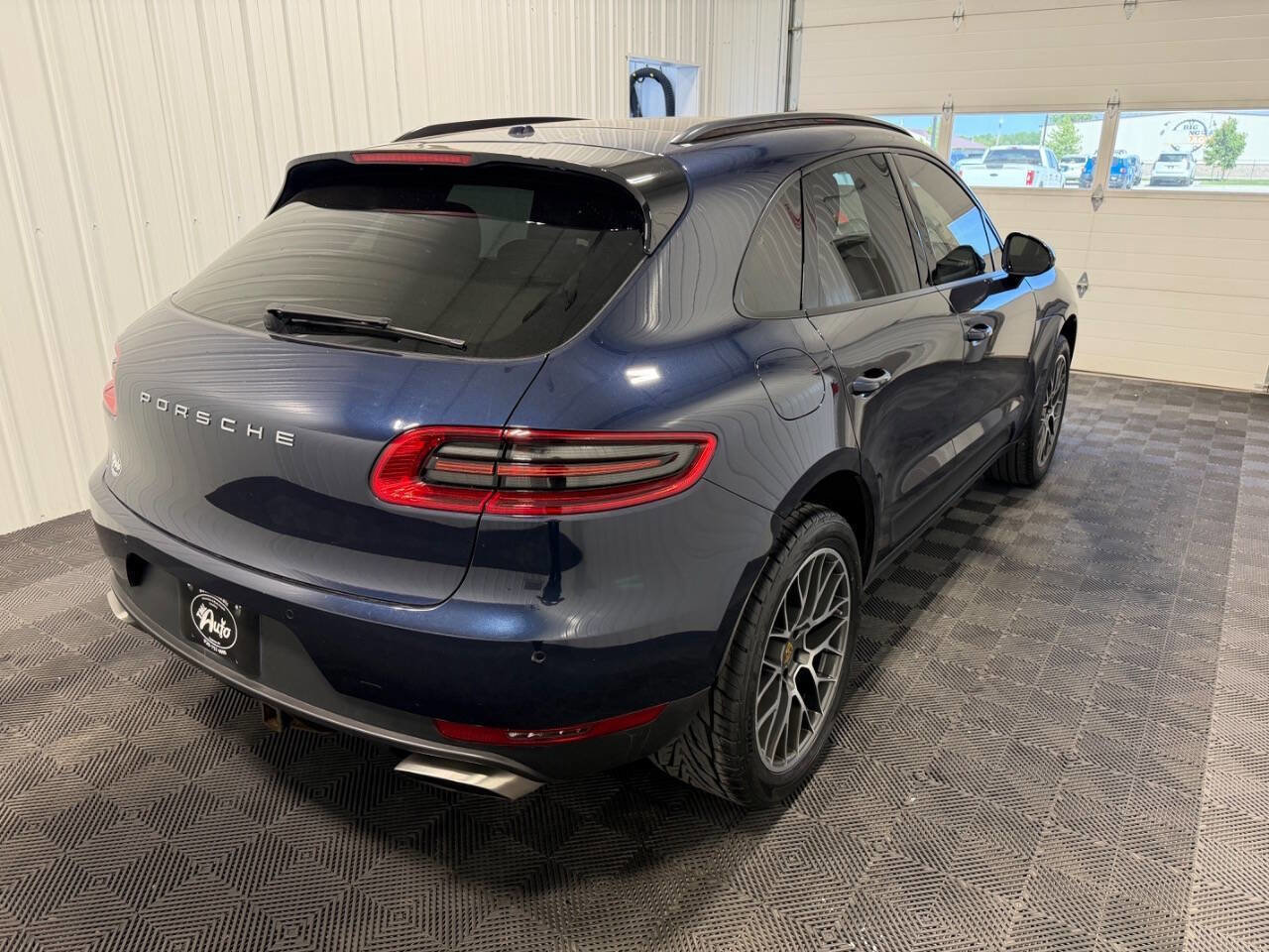 Used 2018 Porsche Macan AWD/4WD image 3