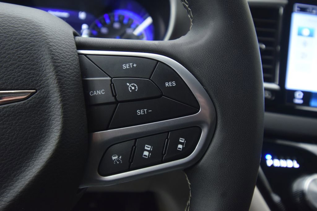 Used 2024 Chrysler Pacifica Touring-L image 33