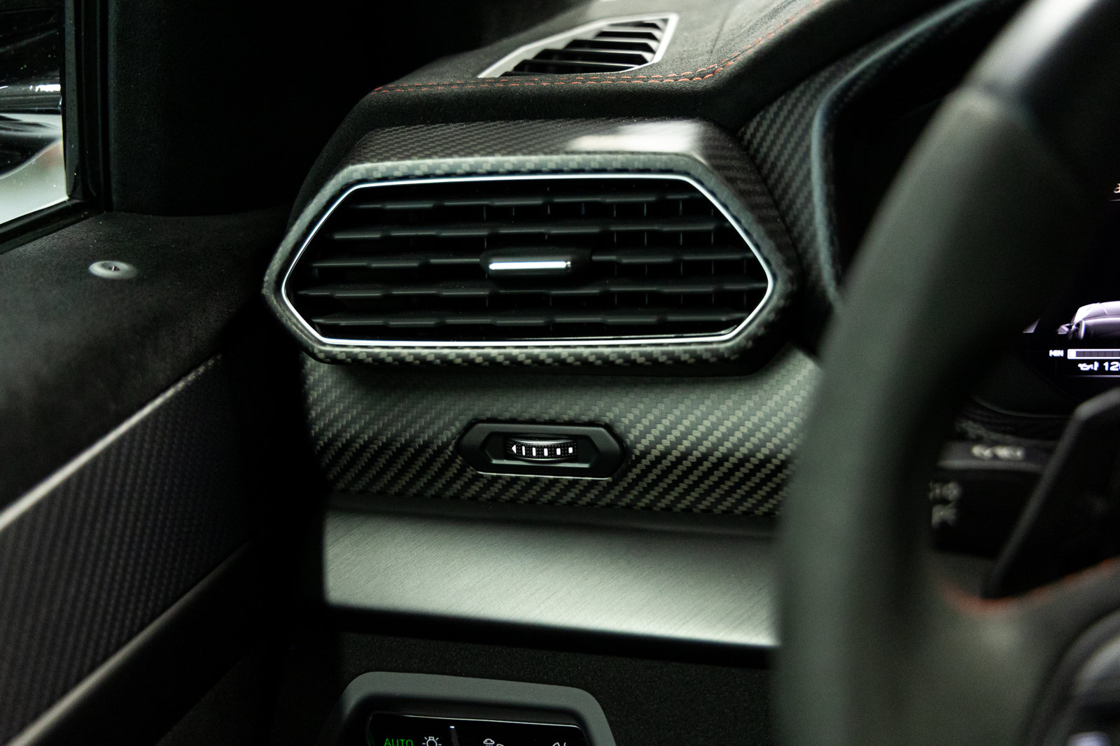 Used 2024 Lamborghini Urus Performante AWD/4WD image 48