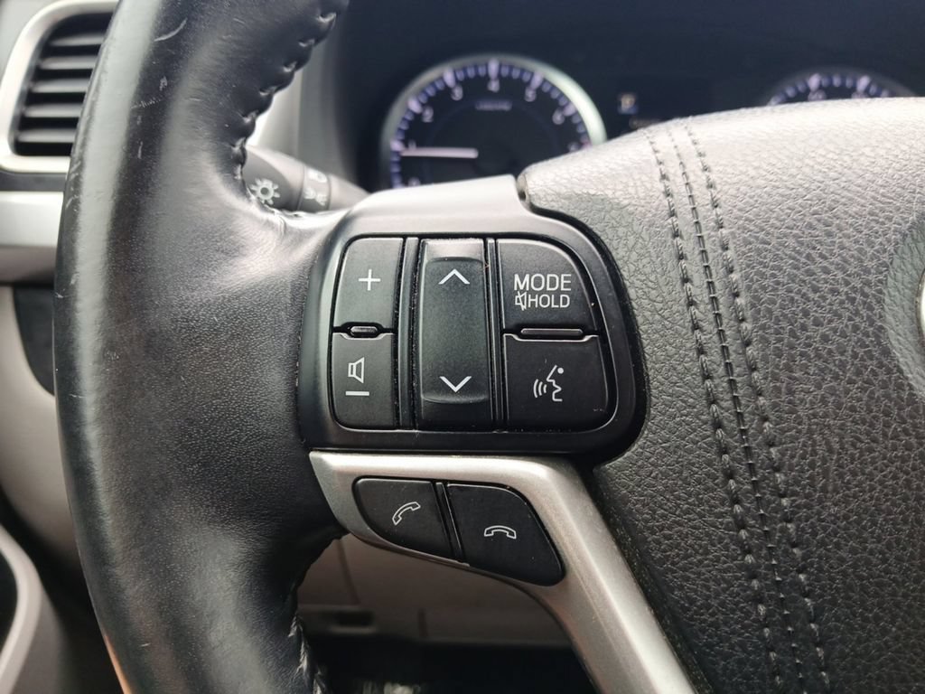 Used 2017 Toyota Highlander Plus FWD image 16